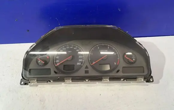 Volvo V70 Speedometer (instrument cluster) 8637996 8251326