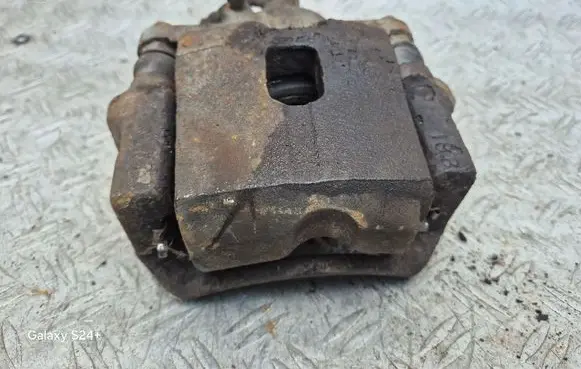 Toyota RAV 4 (XA20) Front brake caliper