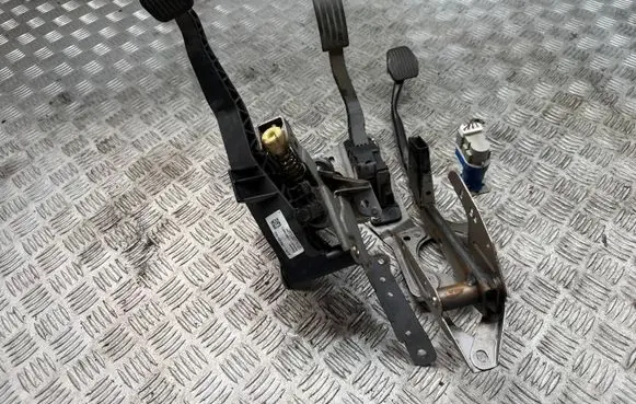 Ford Kuga II Pedal assembly