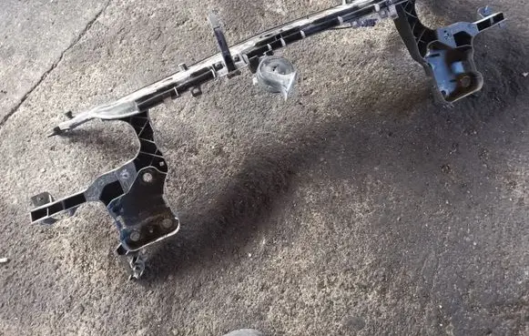 Renault Megane II Top upper radiator support slam panel