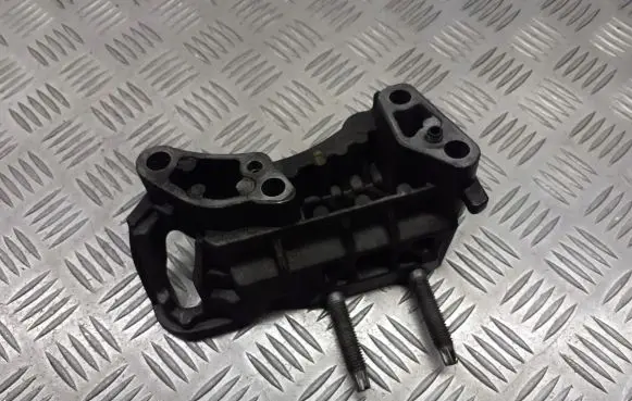 Ford Focus Engine mounting bracket