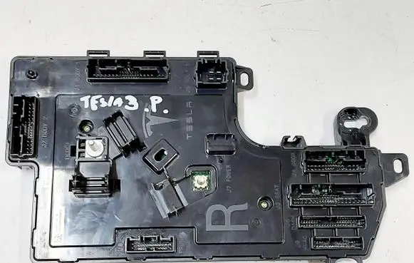 Tesla Model 3 Comfort/convenience module 1100340-00-H