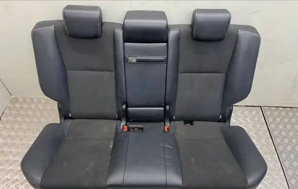 Toyota RAV 4 (XA40) Second row seats