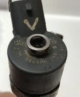 BMW 5 E39 Fuel injector 0445110266