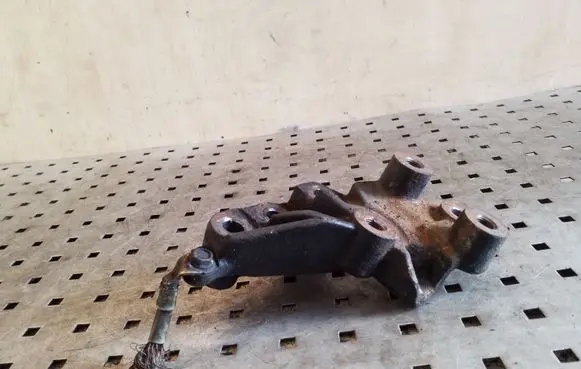 Honda CR-V Engine mounting bracket