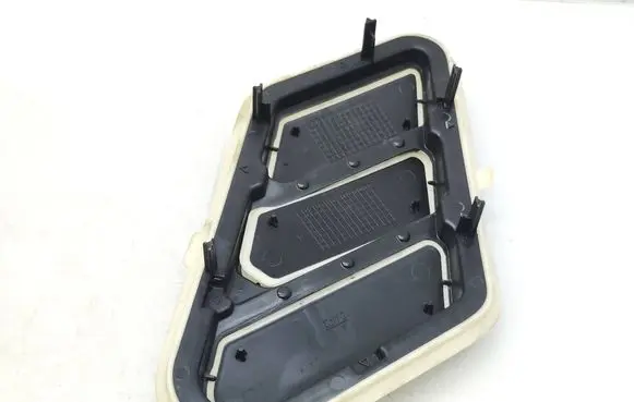 Citroen Berlingo Quarter panel pressure vent 9818354180