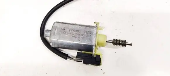 Mercedes-Benz C W204 Seat adjustment motor 0390203367 82584371-4
