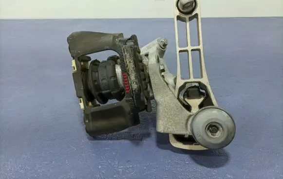 Engine mount vacuum valve