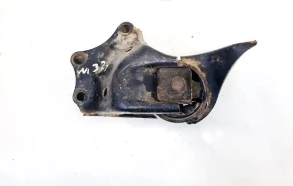 Mazda 323 Engine mount bracket