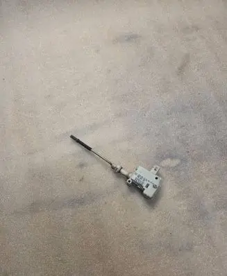 Volkswagen PASSAT B5 Central locking motor 3B0810773A