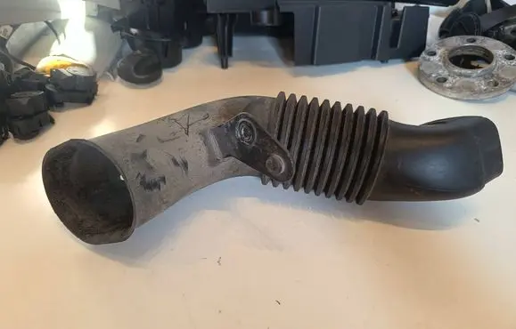 BMW 5 E60 E61 Air intake duct part 7790056 3981114