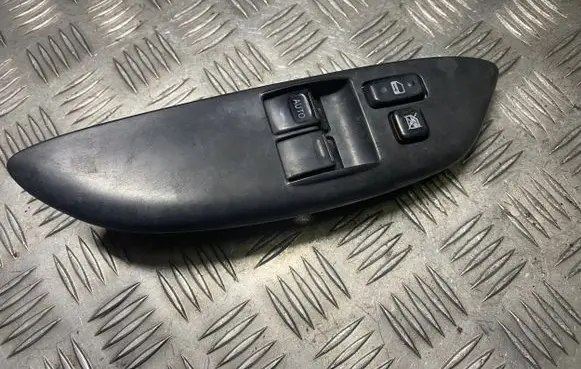 Toyota Yaris Electric window control switch 0115P35