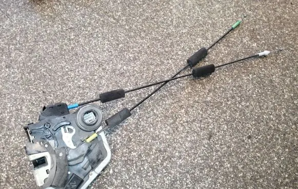 Lexus RX 300 Front door lock 4F3011