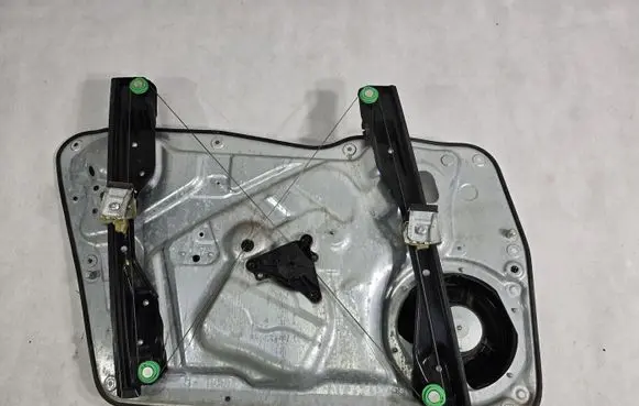 Volkswagen Tiguan Front door window regulator with motor 5N1837730A