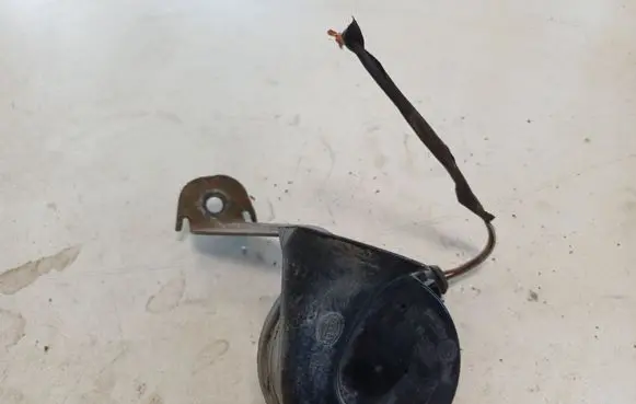 Volkswagen PASSAT B6 Horn signal
