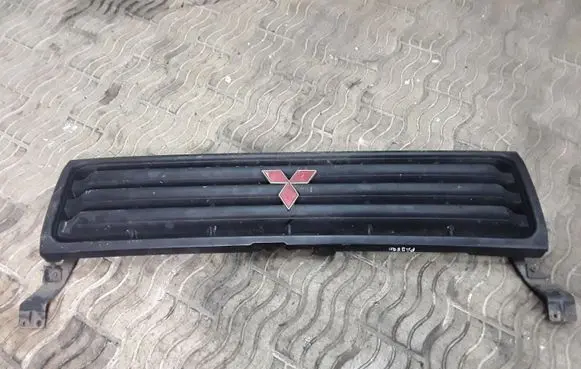 Mitsubishi Pajero Front bumper upper radiator grill MB645720 MB645721