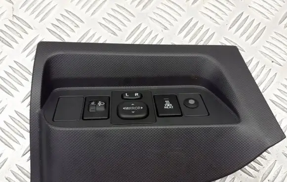 Toyota Auris 150 Other switches/knobs/shifts 55545-02030