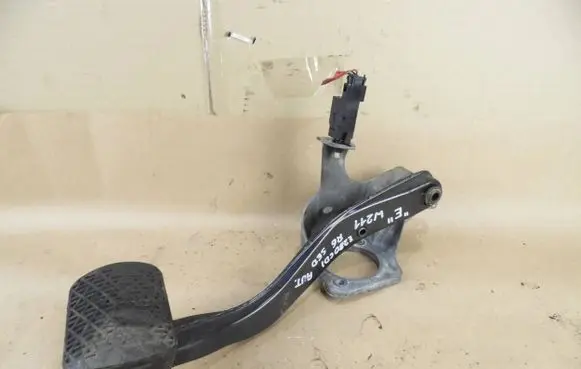 Mercedes-Benz E W211 Brake pedal A2112900119 1112