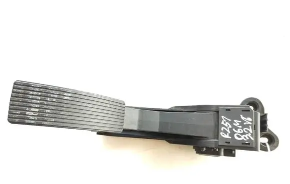 Mercedes-Benz ML W164 Accelerator throttle pedal A1643000104