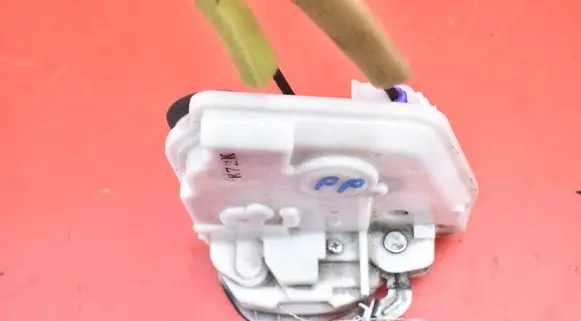 Mazda 3 II Front door lock