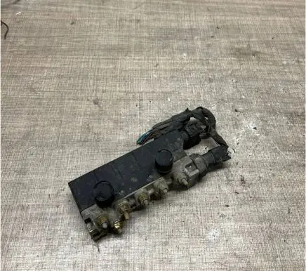 Mercedes-Benz S W220 Air suspension valve block A2203200258