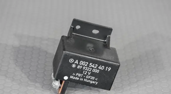 Mercedes-Benz Sprinter W907 W910 Glow plug pre-heat relay A0025424019