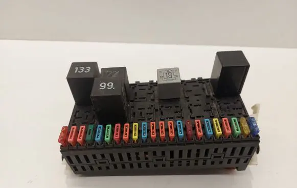 Volkswagen PASSAT B3 Fuse module 357937039