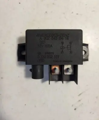Mercedes-Benz E W211 Charging relay A0025426419 0332002167