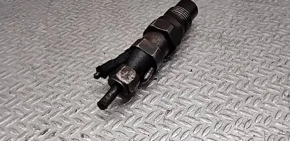 Volkswagen PASSAT B3 Fuel injector 068130201E