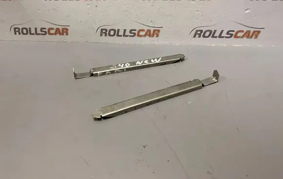 Headlight/headlamp mounting bracket