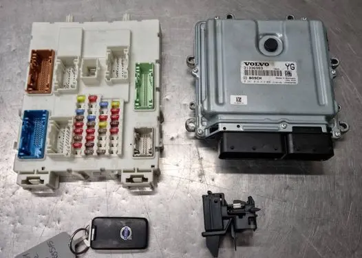 Volvo V40 Engine control unit/module 31336983 28227917 31394135