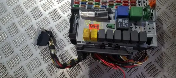 Opel Zafira A Fuse box set 24412497 24431677