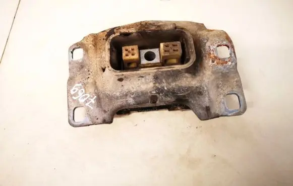 Volvo V50 Engine mount bracket v617h121 v61-7h121