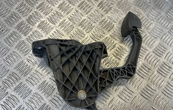 Volkswagen Touran I Clutch pedal 1T1721059AL