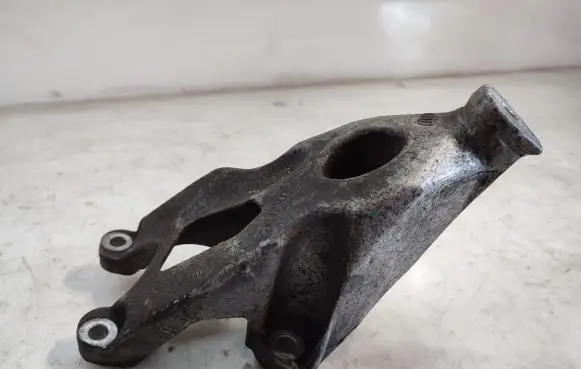 Volkswagen PASSAT B7 Engine mounting bracket 8K0199307BE