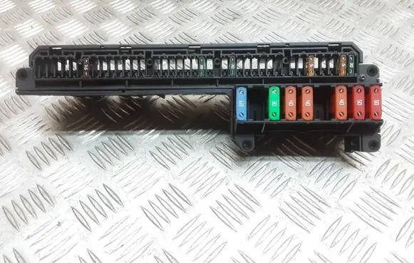 BMW 5 E60 E61 Fuse module 25613290