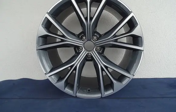 Audi Q8 R21 alloy rim 4M8601025DP