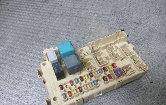 Toyota Avensis T250 Fuse module 8264105020A