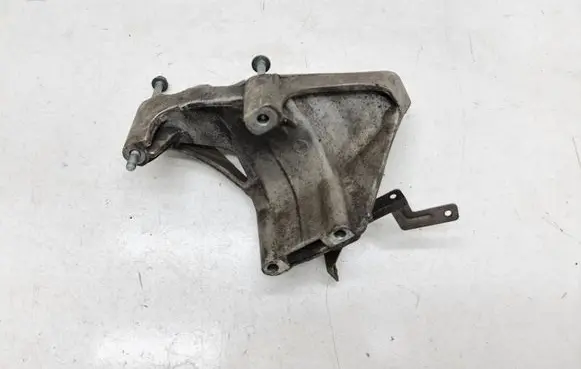 Volkswagen Touareg I Engine mounting bracket 070199307A