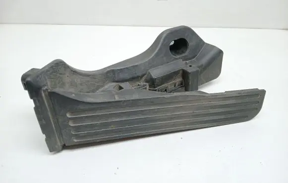 Accelerator throttle pedal
