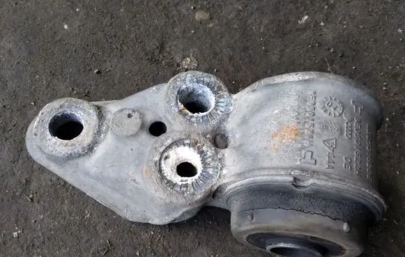 Volkswagen PASSAT B5 Rear axle beam mounts housing 