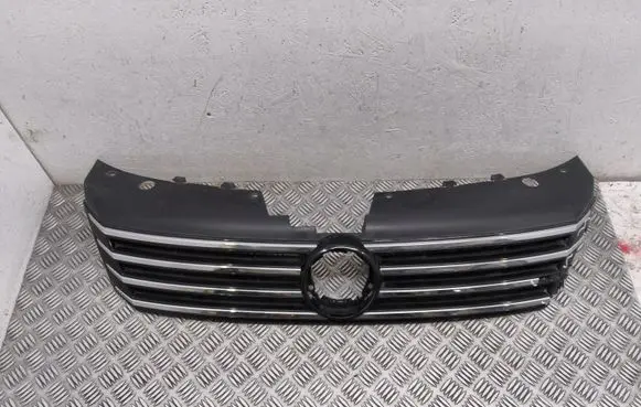Volkswagen PASSAT B7 Front bumper upper radiator grill VF30100001