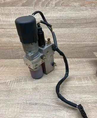 BMW 5 E60 E61 Tailgate hydraulic pump motor 7111867 HB70401002