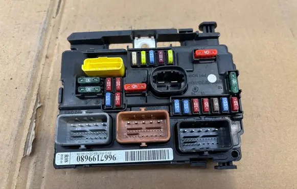 Peugeot 208 I Fuse module 9667199680