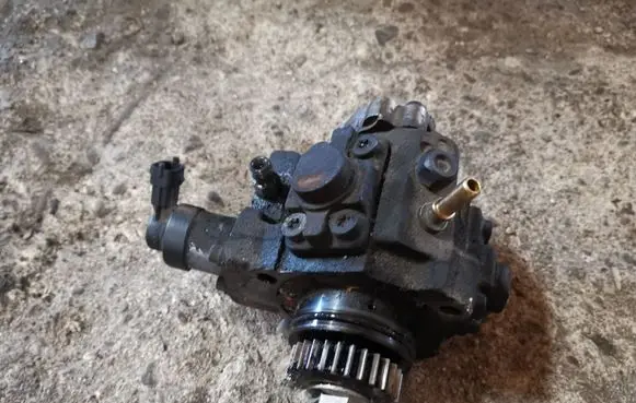 Opel Vivaro Fuel injection high pressure pump 0445010170