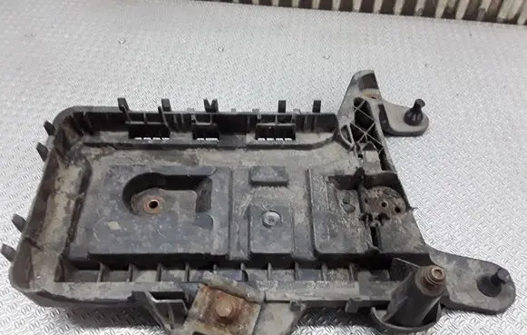 Volkswagen Caddy Battery tray 1K0915333