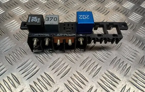 Audi A4 S4 B5 8D Relay mounting block 8L0941822A
