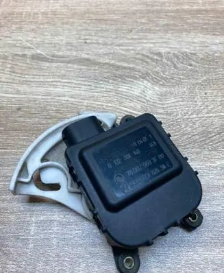 Volkswagen PASSAT B5 Air flap motor/actuator 8D1820511E 0132801148