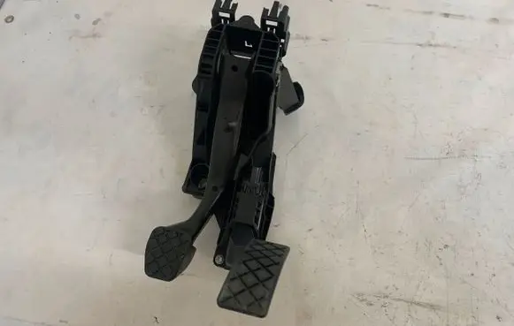 Volkswagen Golf VII Clutch pedal 