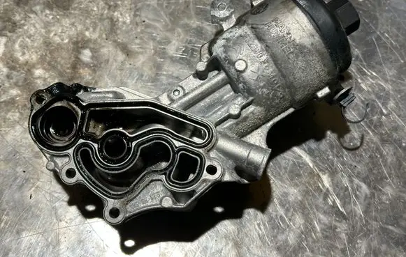 Peugeot 308 Oil filter mounting bracket 9823532380